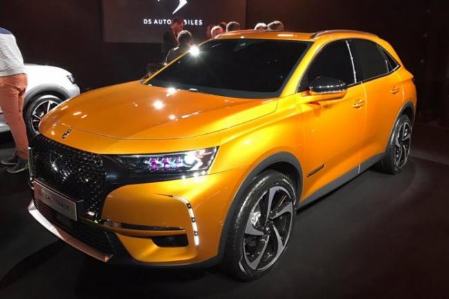 DS7 Crossback PSA Grubu çatısı altındaki Peugeot, Citroen ve DS üçlüsünden lüks otomobil konusunda öne çıkan DS, Alman rakiplerinin karşısına çıkacak DS7 Crossback ile 2017 Cenevre Otomobil Fuarı'na geliyor. EMP2 alt yapısı üzerinden yükselen model, aslına bakılırsa Peugeot 5008'in farklı bir türevi. 4570 mm uzunluğundaki otomobilin boyu ve motor seçenekleri 5008 ile aynı. Buna rağmen, DS7 Crossback'in Audi Q5, BMW X3 ve Mercedes GLC gibi çok daha iddialı rakipleri var.