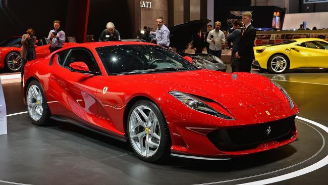 812 Superfast'in çift kavramalı şanzımanı, daha kısa vites değiştirme süreleri için optimize edilen ve gaz tepkisini daha da keskinleştiren özel vites oranlarına sahip. Aracın gücünü kusursuz şekilde yere aktarmak ve kontrol edebilmek için ise, yine bir Ferrari’de ilk defa kullanılan EPS (Elektrik Destekli Direksiyon), 5’inci jenerasyon SSC (Yanal Kayma Kontrol Sistemi) ve otomotiv endüstrisinde 4WS (4 Wheel Steering) olarak bilinen, arka tekerleklerin de direksiyon açısını takip etmesini ve bu sayede her sürüş koşulunda benzersiz yol tutuş ve denge sağlayan PCV (Passo Corto Virtuale - Virtual Short Wheelbase) sisteminin 2’nci jenerasyonu görev yapıyor. 340 km/s’lik son hıza sahip olan Ferrari 812 Superfast, 0-100 km/s hızlanmasını ise 2.9 sn’de tamamlıyor.