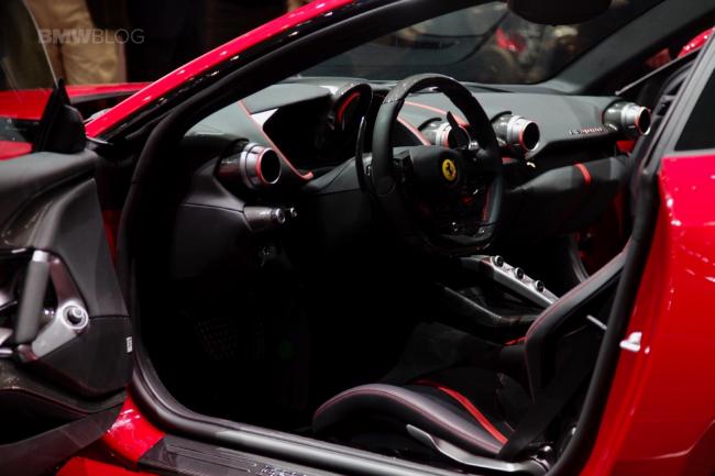Motor kaputu üzerindeki havalandırma tertibatının tasarımı içerisine entegre edilmiş full-LED farlar da ayrıca ön tekerlek bombesini saran ve bununla entegre olan kaslı ön tasarımı vurguluyor.