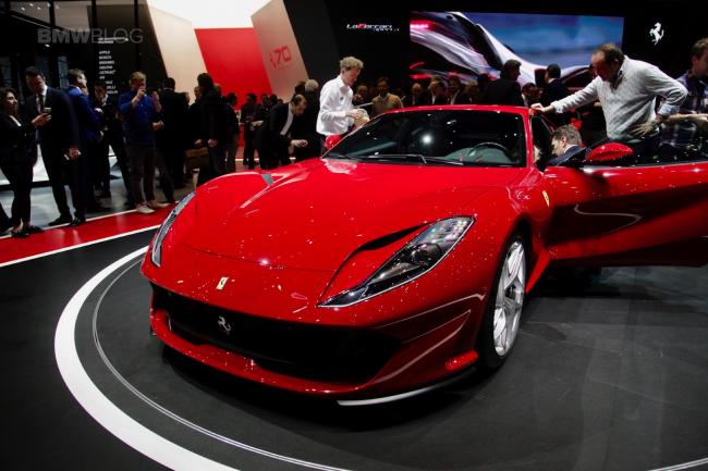 812 Superfast’in arka görünümü ise Ferrari geleneğinden ilham almış dört adet yuvarlak arka far, yatay hatlar etrafında göz alıcı tasarımı vurguluyor.