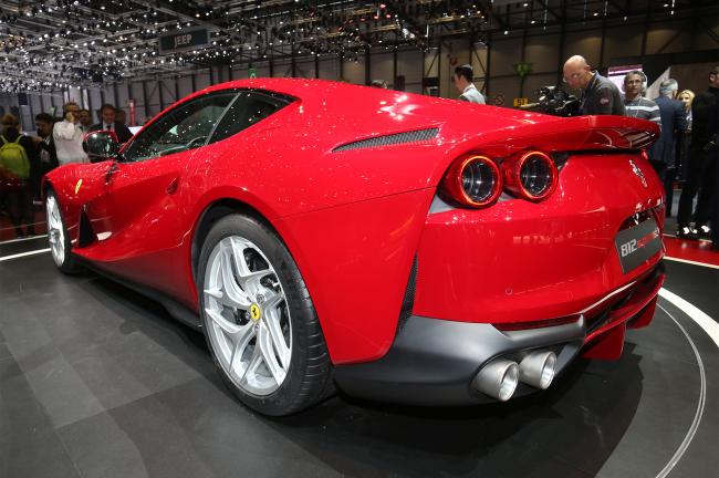 812 Superfast, Ferrari’nin 70’inci yılına gönderme yapmak amacıyla özel olarak seçilen kırmızı renk “Rosso Settanta” ile tanıtılıyor.